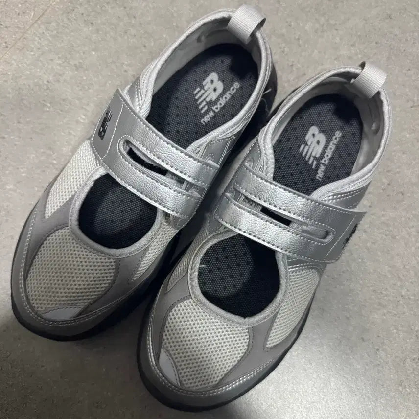 [BUNJANG] New Balance Breeze SD2202SI2 Metallic Silver Mary Jane Sneakers / 뉴발란스 브리즈 SD2202SI2 메탈릭 실버 실버 메리제인 운동화