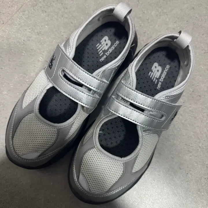 [BUNJANG] New Balance Breeze SD2202SI2 Metallic Silver Mary Jane Sneakers / 뉴발란스 브리즈 SD2202SI2 메탈릭 실버 실버 메리제인 운동화
