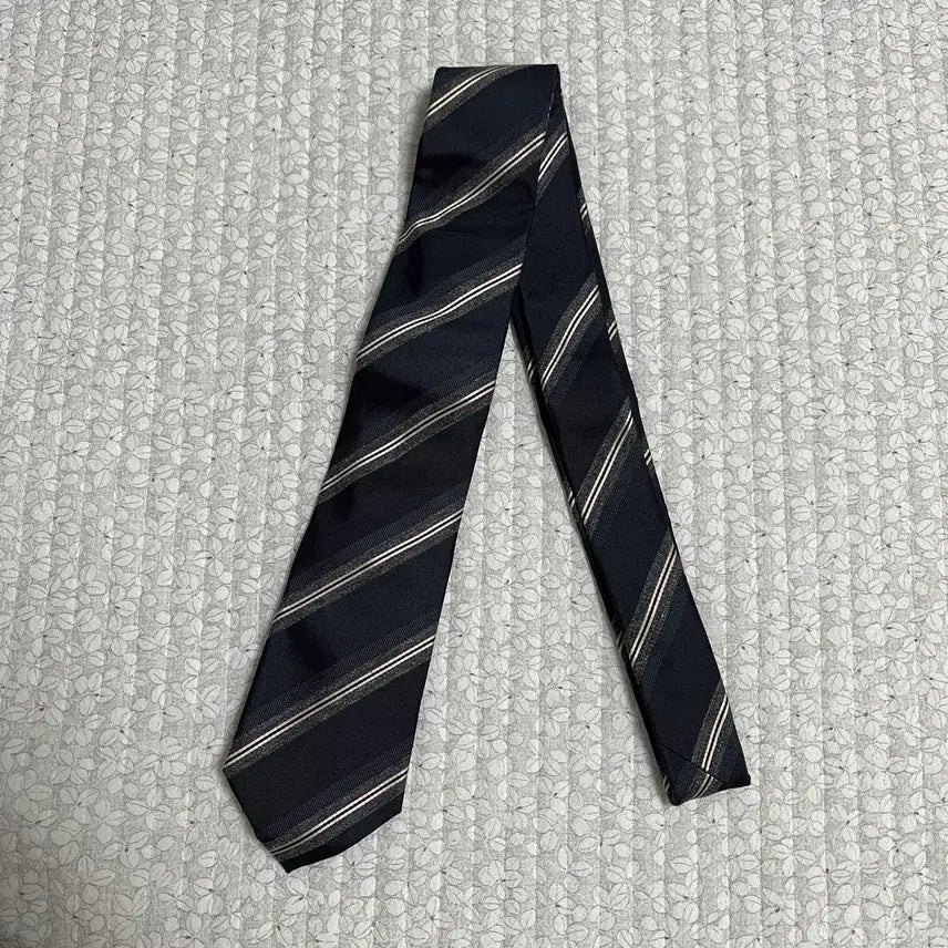 [BUNJANG] Andz Striped Pattern Necktie / [앤드지] 스트라이프 패턴 넥타이