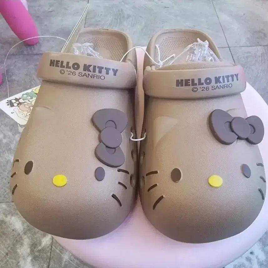 [BUNJANG] Hello Kitty Crocs Sandals (240mm, 250mm) / 키티 크록스 샌들 240/250 사이즈