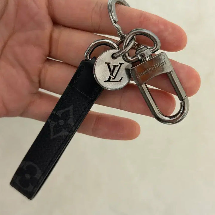 [BUNJANG] Louis Vuitton Monogram Eclipse Dragonne Bag Charm Key Holder / 루이비통 모노그램 이클립스 드라곤느 백 참 키 홀더(차 키링)