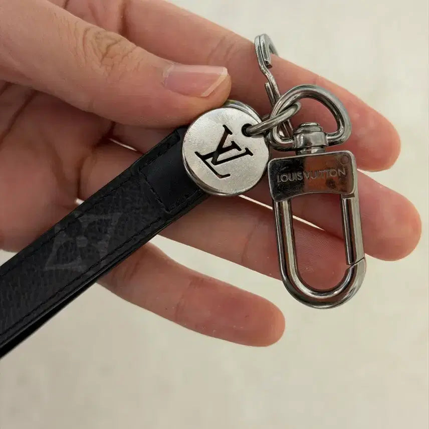 [BUNJANG] Louis Vuitton Monogram Eclipse Dragonne Bag Charm Key Holder / 루이비통 모노그램 이클립스 드라곤느 백 참 키 홀더(차 키링)
