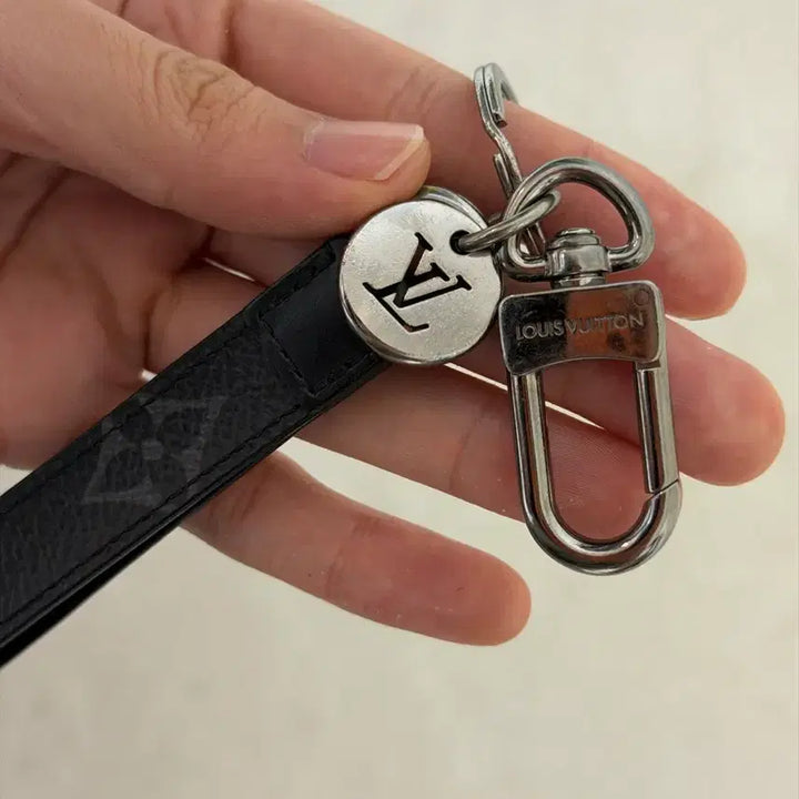 [BUNJANG] Louis Vuitton Monogram Eclipse Dragonne Bag Charm Key Holder / 루이비통 모노그램 이클립스 드라곤느 백 참 키 홀더(차 키링)