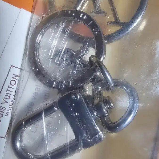 [BUNJANG] Louis Vuitton LV Circle Bag Charm Keychain - Sealed / 루이비통 LV 서클 백참 키링.키홀더 미개봉 새상품 2세트있어요