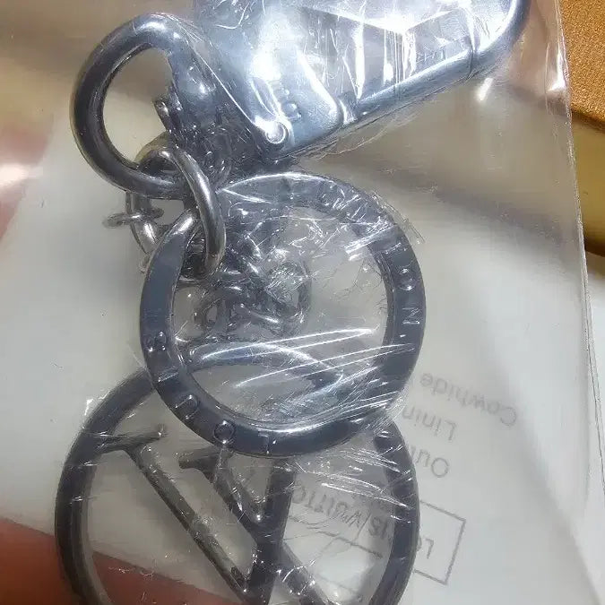 [BUNJANG] Louis Vuitton LV Circle Bag Charm Keychain - Sealed / 루이비통 LV 서클 백참 키링.키홀더 미개봉 새상품 2세트있어요