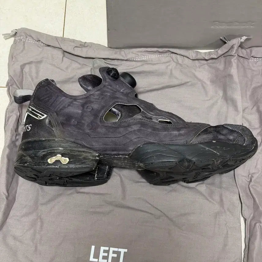 [BUNJANG] VETEMENTS x Reebok Pump Fury Collaboration Limited Edition Sneakers / 정품 베트멍X리복 펌프 퓨리 박스풀세트 더스트백 포함