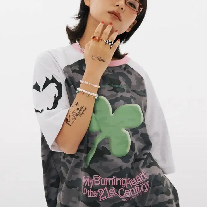 [BUNJANG] Wonder Visitor Clover Camo Short Sleeve T-Shirt / 원더비지터 클로버 카모 반팔티