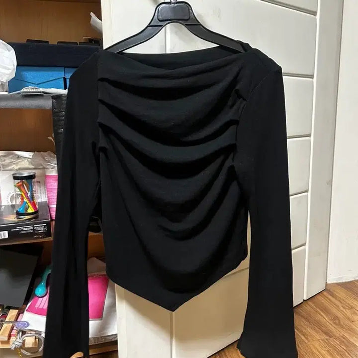 [BUNJANG] Lip Neck Shirring Long Sleeve Top - Black / 입술넥 셔링 허리잘록 긴팔티