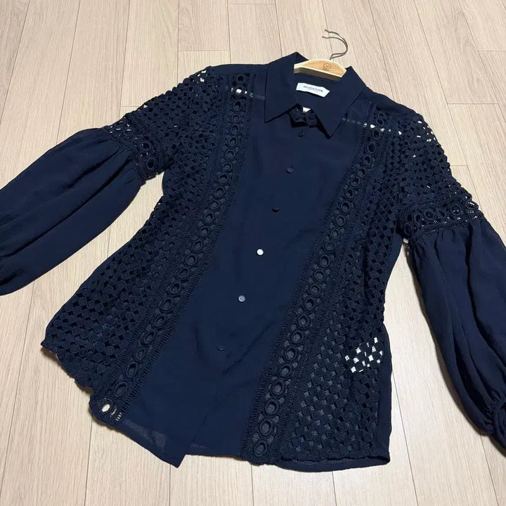 [BUNJANG] Mojo.S.F See-Through Punching Lace Eyelet Blouse Navy Balloon Sleeve Summer Shirt / 모조에스핀 시스루 펀칭 레이스 아일렛 블라우스 네이비 벌룬소매여름셔츠요루