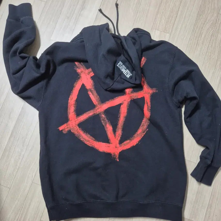 [BUNJANG] VETEMENTS Anarchy Face Mask Hoodie Black Red Printing / 베트멍 아나키 안면 마스크후드티 블랙 레드 프린팅