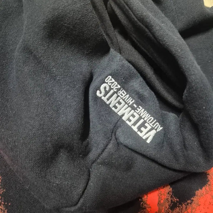 [BUNJANG] VETEMENTS Anarchy Face Mask Hoodie Black Red Printing / 베트멍 아나키 안면 마스크후드티 블랙 레드 프린팅