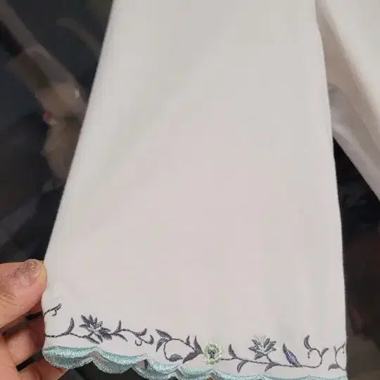 [BUNJANG] Japanese Embroidered Rayon Blouse / 일본 자수 레이온 블라우스