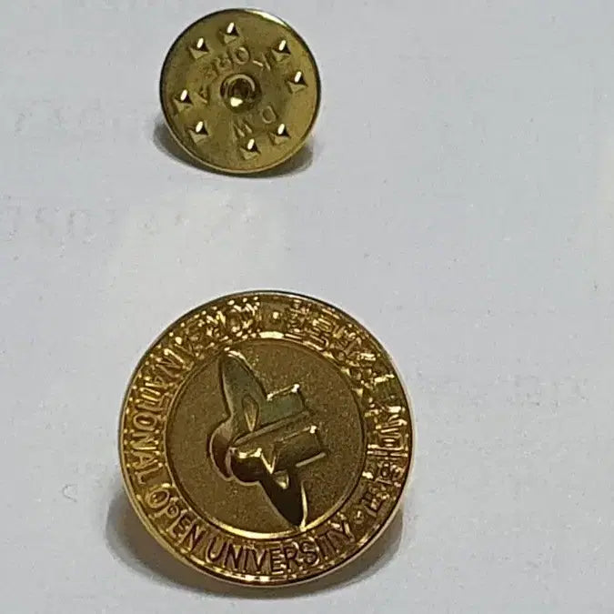 [BUNJANG] KNOU Korea National Open University Gold Pin Badge / 방송통신대학교 금색 배지