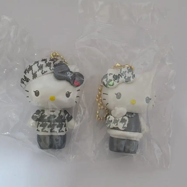 [BUNJANG] Hello Kitty 51st Anniversary Monokuro Keychain Bundle Set / 헬로키티 51주년 생일 모노쿠로 키링 2종 일괄