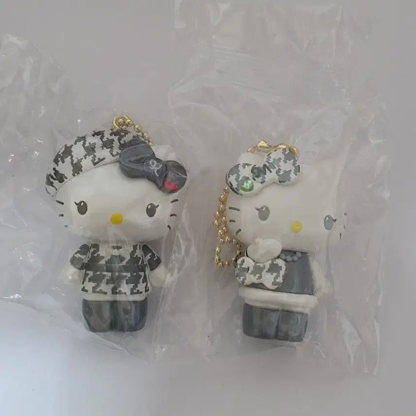 [BUNJANG] Hello Kitty 51st Anniversary Monokuro Keychain Bundle Set / 헬로키티 51주년 생일 모노쿠로 키링 2종 일괄