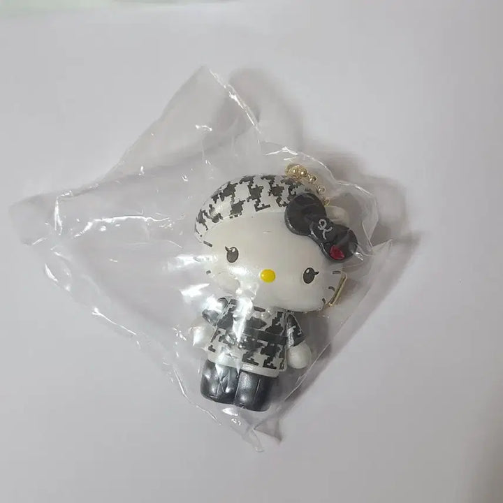 [BUNJANG] Hello Kitty 51st Anniversary Monokuro Keychain Bundle Set / 헬로키티 51주년 생일 모노쿠로 키링 2종 일괄