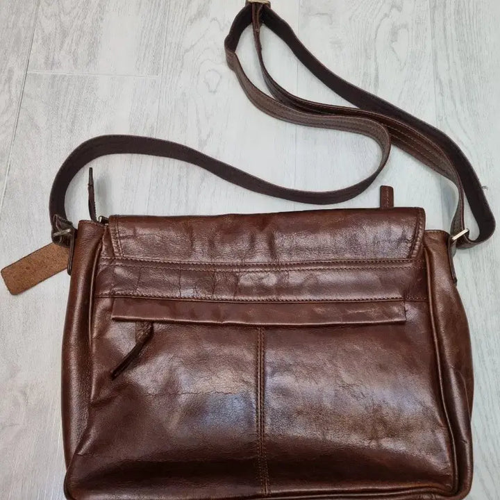 [BUNJANG] Brown Leather Messenger Bag / 가죽 메신저백 브라운크로스