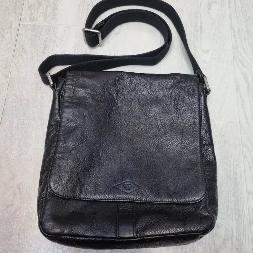 [BUNJANG] Fossil Leather Messenger Bag Black / 파슬 가죽 메신저백 블랙크로스