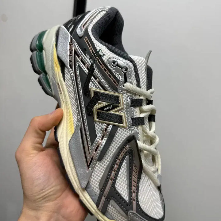 [BUNJANG] New Balance 9060 Sneakers Silver Black / 뉴발란스 9060 스니커즈 실버 블랙