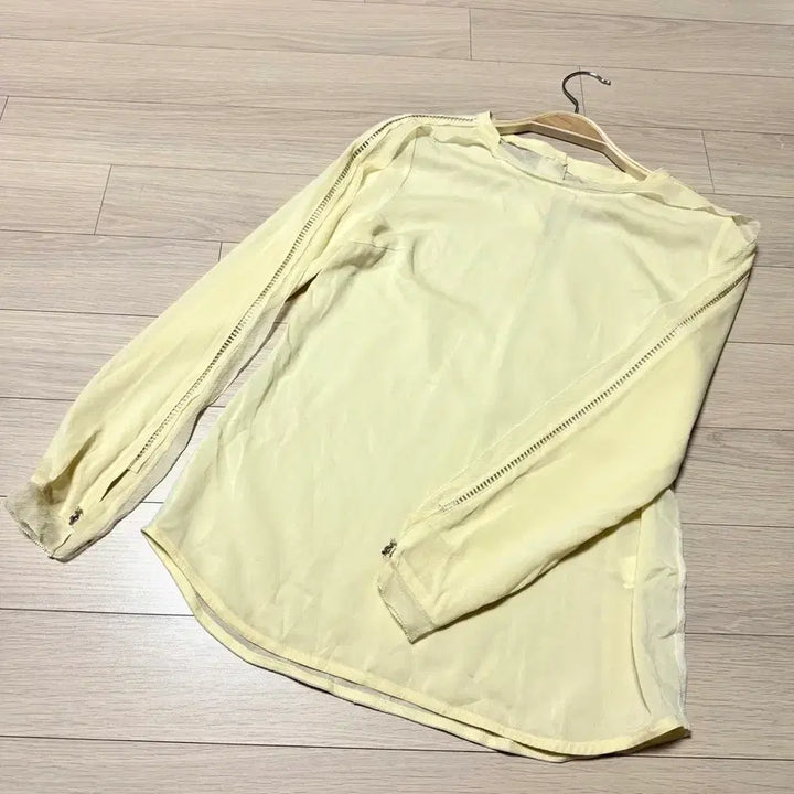 [BUNJANG] MINE Silk Blend Front-Back Color Block Blouse with Pearl Detail / 한섬 마인 MINE 실크45% 펀칭 배색 진주 소매 프릴 블라우스 연노랑