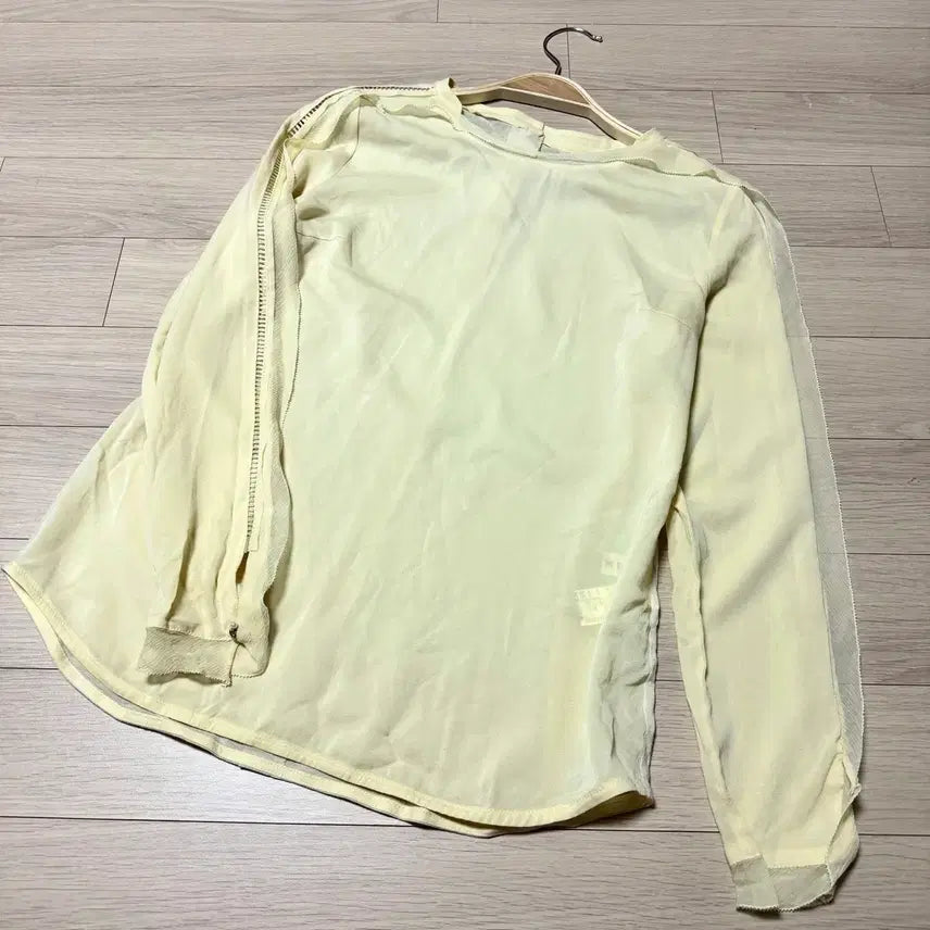 [BUNJANG] MINE Silk Blend Front-Back Color Block Blouse with Pearl Detail / 한섬 마인 MINE 실크45% 펀칭 배색 진주 소매 프릴 블라우스 연노랑