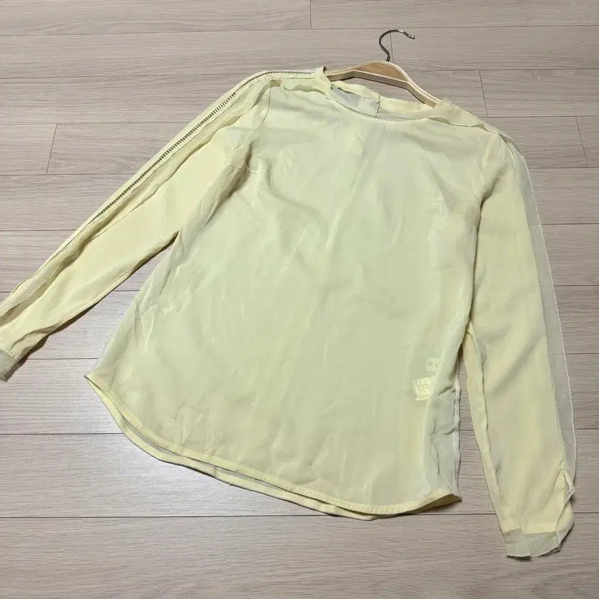 [BUNJANG] MINE Silk Blend Front-Back Color Block Blouse with Pearl Detail / 한섬 마인 MINE 실크45% 펀칭 배색 진주 소매 프릴 블라우스 연노랑