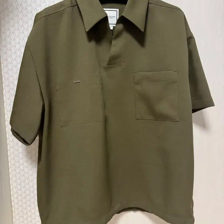 [BUNJANG] Wooyoungmi 26SS Khaki Open Collar T-Shirt Size 46 / 우영미 26ss 카키 오픈 칼라 티셔츠 (46)