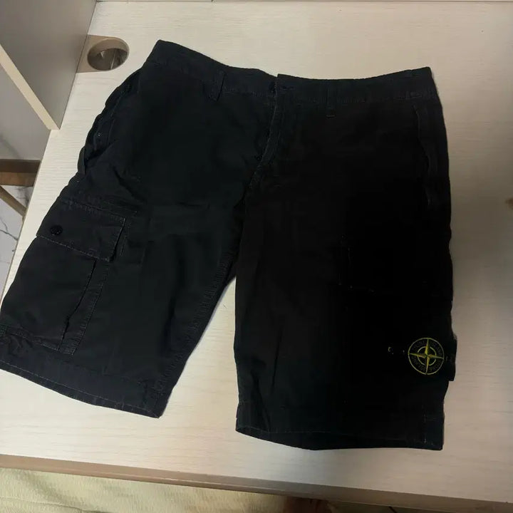 [SOLD OUT] [정품 , 32사이즈] 스톤아일랜드 카고 반바지 블랙