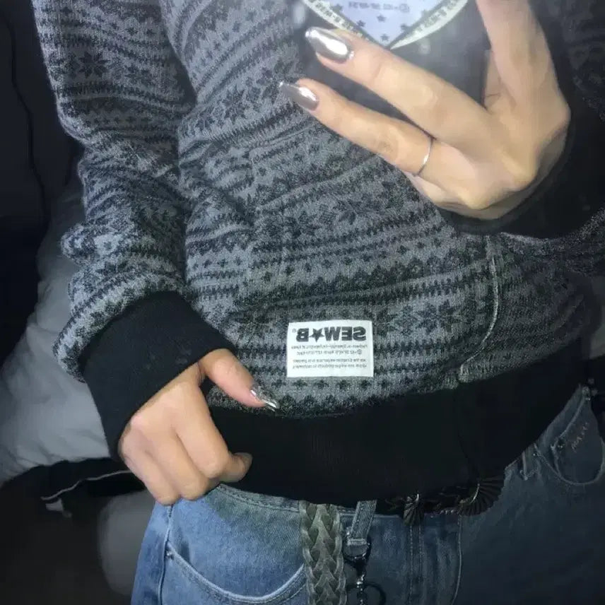 [BUNJANG] Ssove Snow Flake Knit Hooded Zip-Up Semi-Crop Charcoal / 쏘브 눈꽃 니트 후드집업 세미크롭 한정판매 차콜
