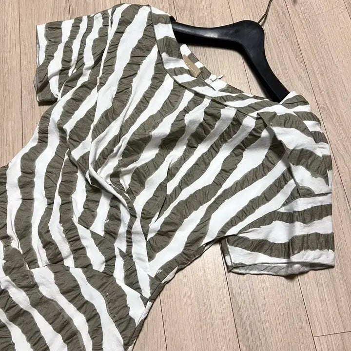[BUNJANG] Misha Ripple Stripe Shirring Boatneck Dress / 미샤 물결 스트라이프 셔링 보트넥 원피스 지브라반팔여름쭈글이정장하객오피스