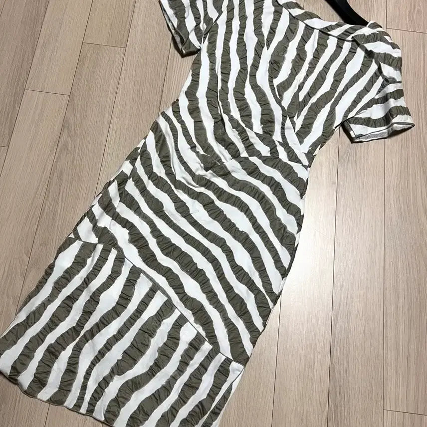 [BUNJANG] Misha Ripple Stripe Shirring Boatneck Dress / 미샤 물결 스트라이프 셔링 보트넥 원피스 지브라반팔여름쭈글이정장하객오피스