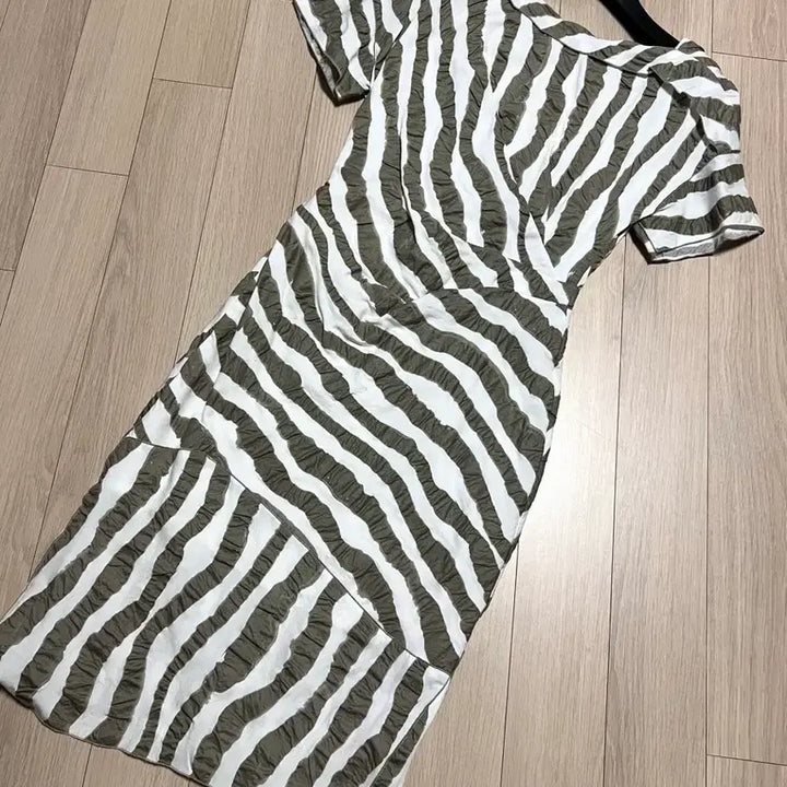 [BUNJANG] Misha Ripple Stripe Shirring Boatneck Dress / 미샤 물결 스트라이프 셔링 보트넥 원피스 지브라반팔여름쭈글이정장하객오피스
