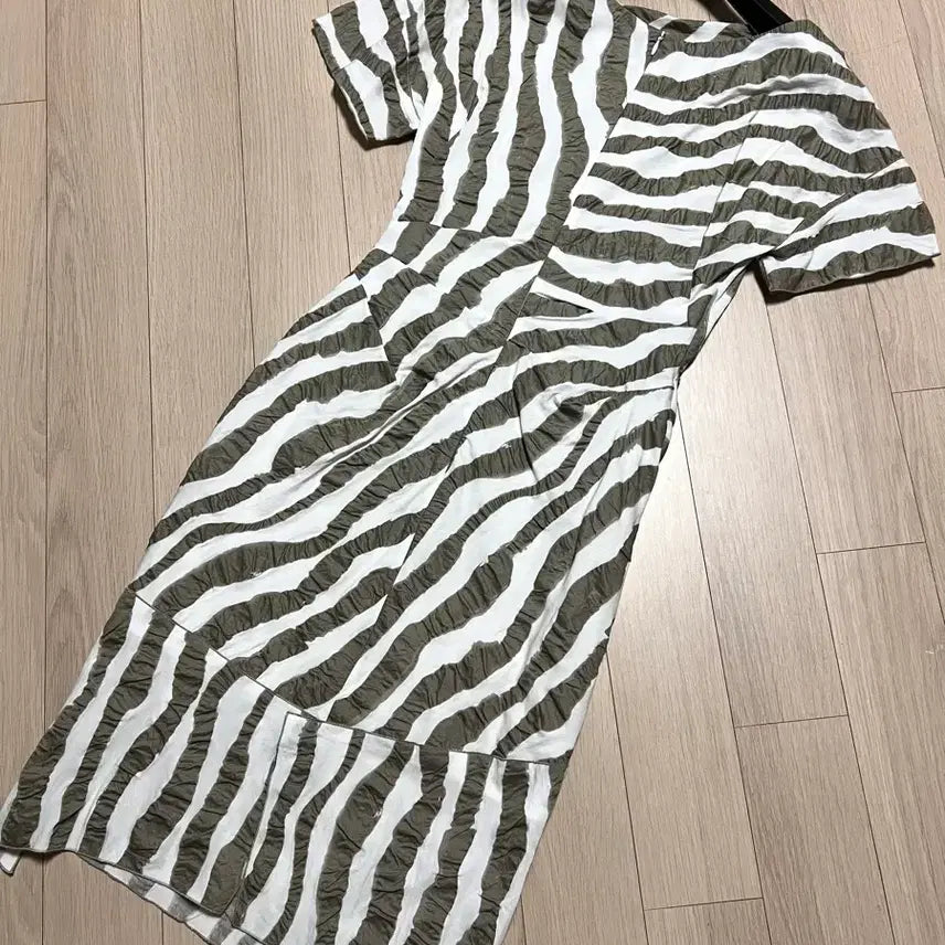[BUNJANG] Misha Ripple Stripe Shirring Boatneck Dress / 미샤 물결 스트라이프 셔링 보트넥 원피스 지브라반팔여름쭈글이정장하객오피스
