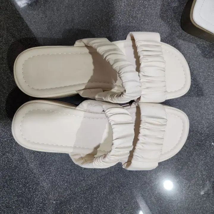 [BUNJANG] Avely Shirring Platform Sandals (Ivory, Size 250) / 에이블리 아이보리 셔링통굽 샌들250