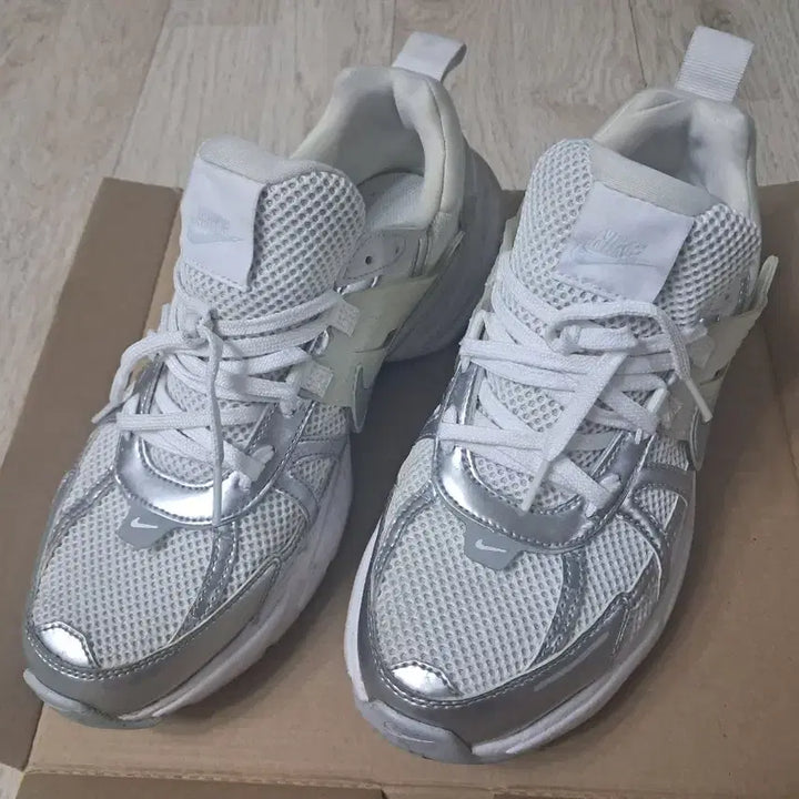 [SOLD OUT] 나이키 v2k런 메탈릭실버화이트 275
