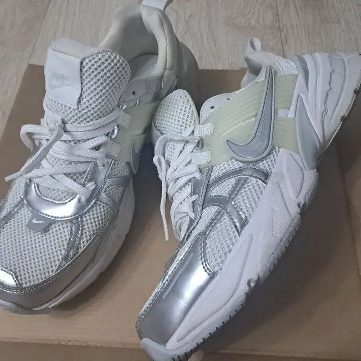 [SOLD OUT] 나이키 v2k런 메탈릭실버화이트 275