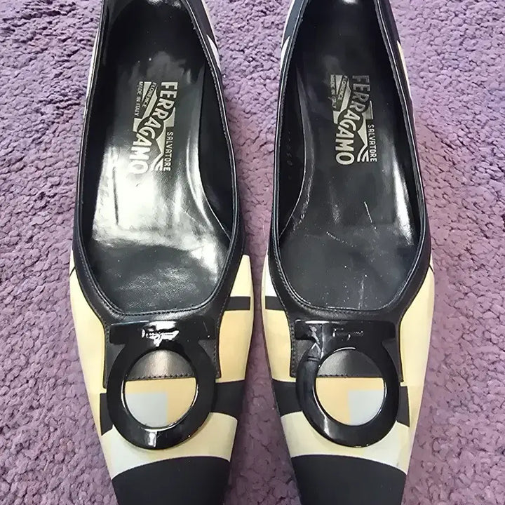 [BUNJANG] Salvatore Ferragamo Gancini Pumps Black/Ivory / 페라가모 간치니 펌프스 블랙/아이보리