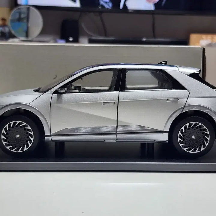[BUNJANG] 1:18 Hyundai Ioniq 5 Gold Matte Diecast Model / 1:18 현대 아이오닉5 골드 매트 국산 다이캐스트