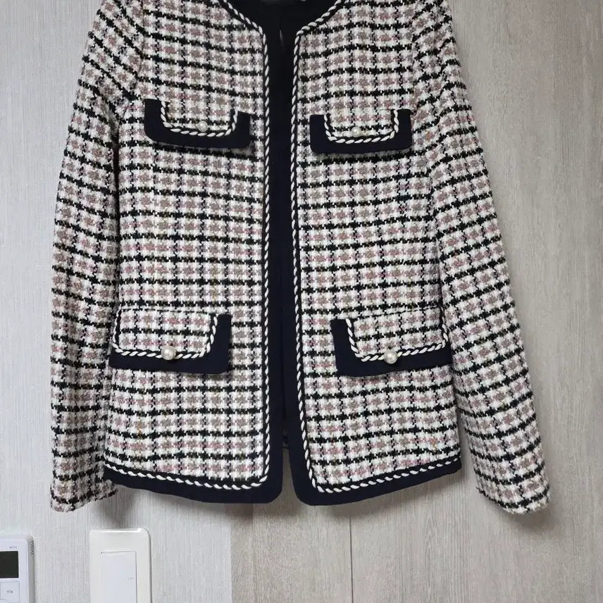 [BUNJANG] Line Tweed Jacket with Pearl Embellishments (Size 66) / 실착1시간.라인 트위드 진주장식 자켓 66사이즈