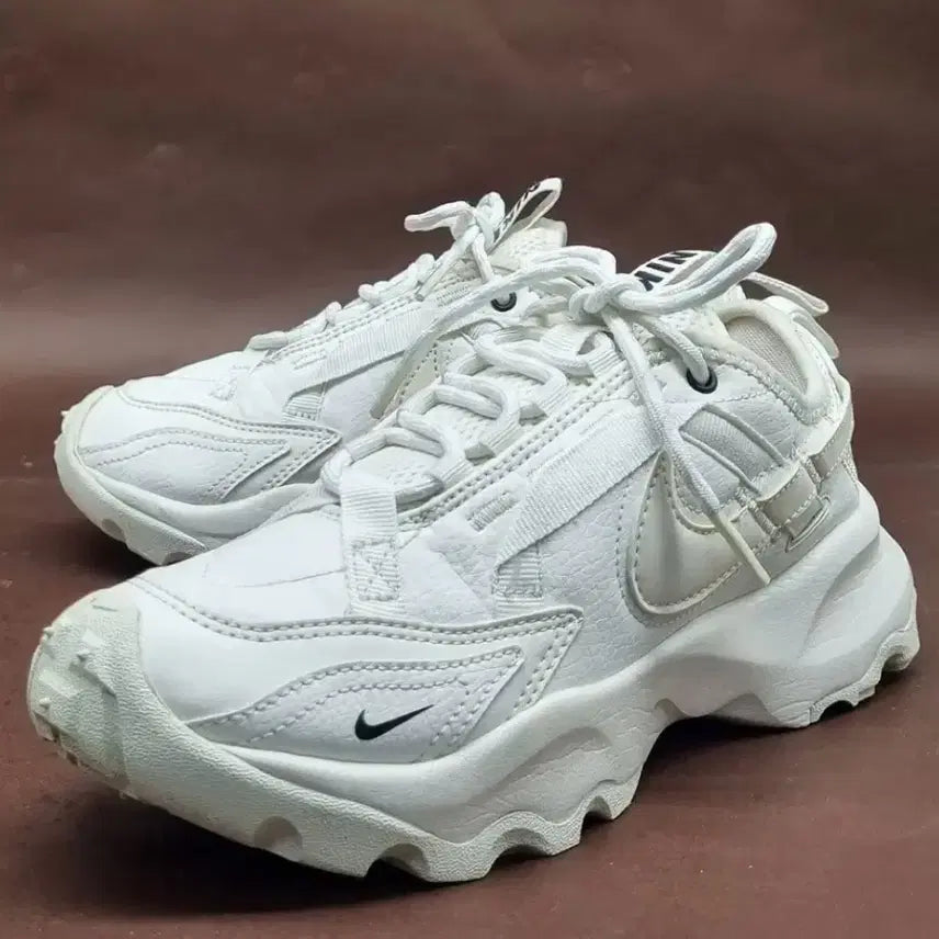 [SOLD OUT] 나이키 TC7900 써밋화이트 운동화 220