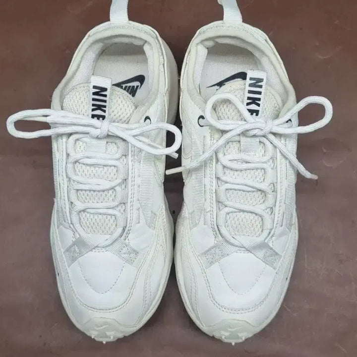 [SOLD OUT] 나이키 TC7900 써밋화이트 운동화 220