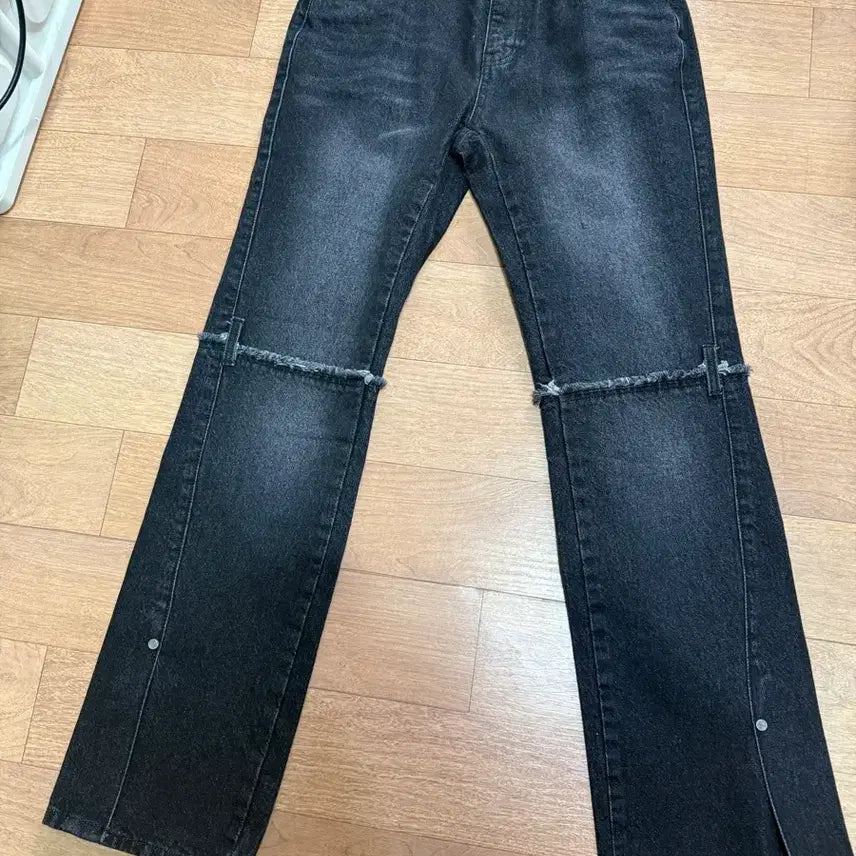 [BUNJANG] RIVE Black Denim Cut-Out Detail Slit Hem Jeans Size 2 / 레이브(RIVE) 새상품 사이즈2사이즈