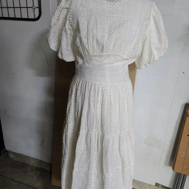 [BUNJANG] Ivory Punching Long Dress with Puff Sleeves / 롱 원피스입니다