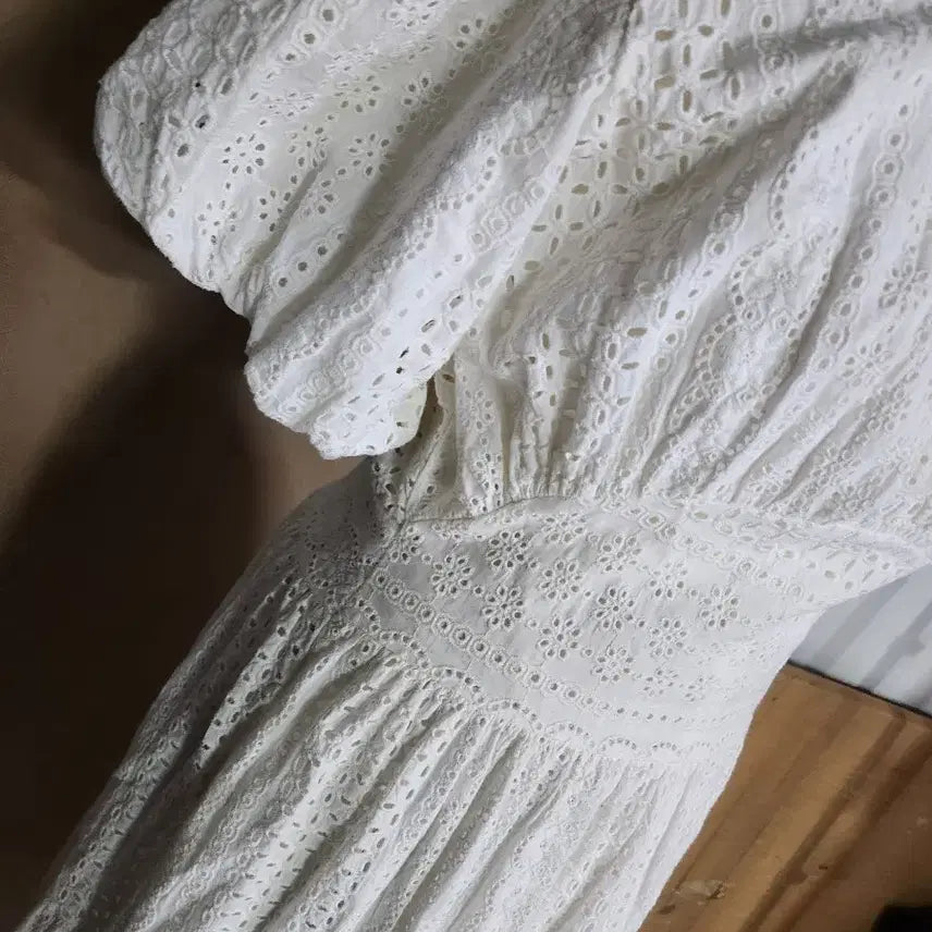 [BUNJANG] Ivory Punching Long Dress with Puff Sleeves / 롱 원피스입니다