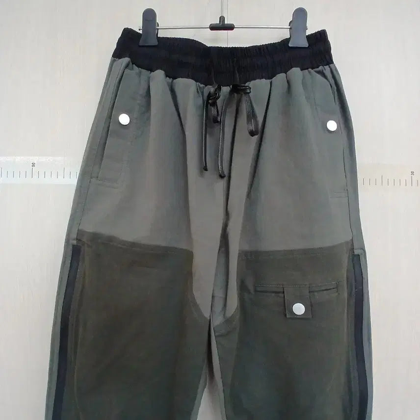 [BUNJANG] Khaki Grey Two-tone Color Block Pocket Detail Jogger Pants / 카키 그레이 투톤 배색 포켓 디테일 조거 팬츠