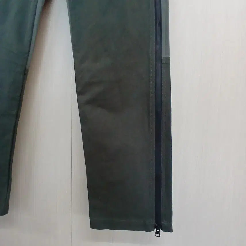 [BUNJANG] Khaki Grey Two-tone Color Block Pocket Detail Jogger Pants / 카키 그레이 투톤 배색 포켓 디테일 조거 팬츠