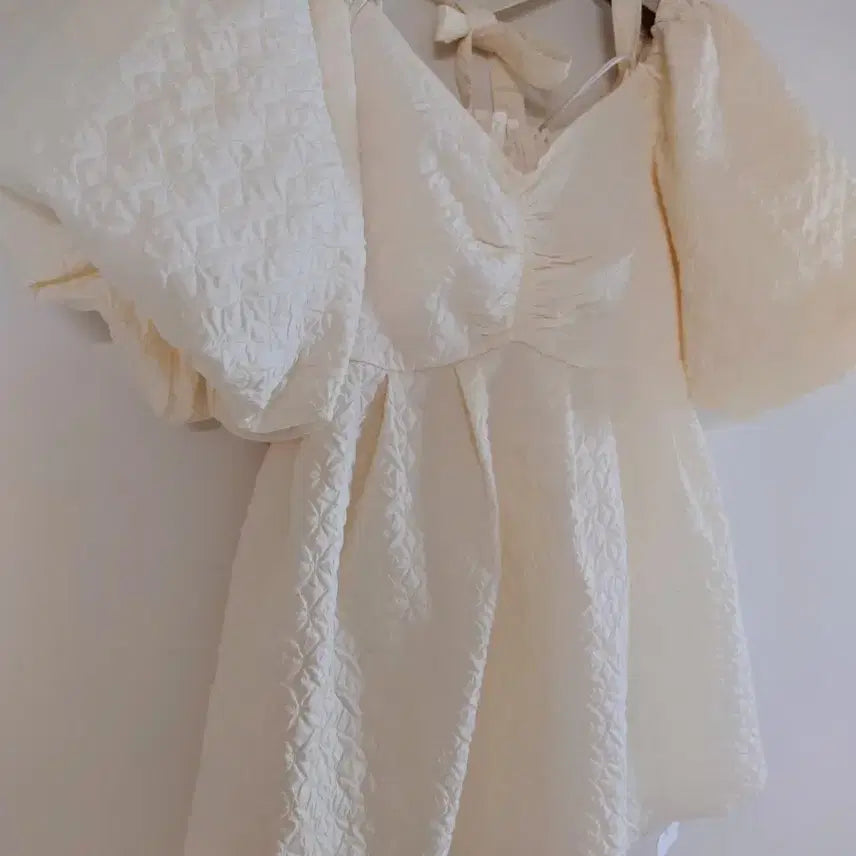 [BUNJANG] Puff Sleeve Ribbon Blouse / 퍼프 소매 리본 블라우스 (새상품)