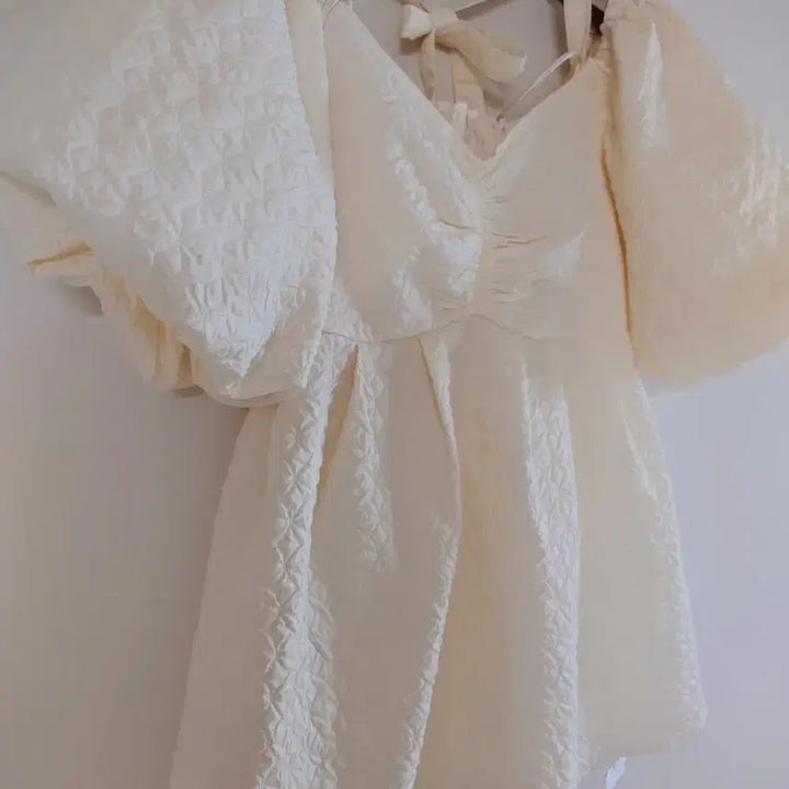 [BUNJANG] Puff Sleeve Ribbon Blouse / 퍼프 소매 리본 블라우스 (새상품)