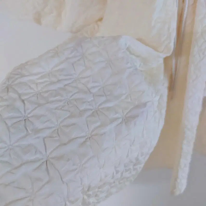 [BUNJANG] Puff Sleeve Ribbon Blouse / 퍼프 소매 리본 블라우스 (새상품)