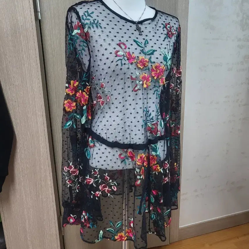 [BUNJANG] Black See-Through Flower Long Blouse / 블랙 시스루 플라워 롱 블라우스